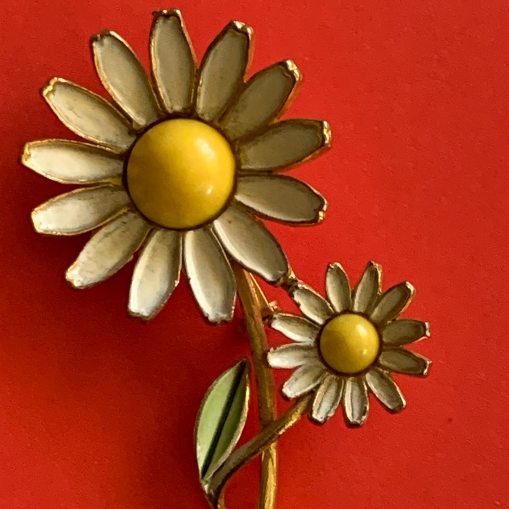 Weiss Flower Brooch / Pin ~ Vintage
